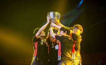 早报｜iPhone 15 Pro 支持录制空间视频／ChatGPT 版微型手机来了／腾讯将在中国独家代理 Meta VR 头显｜未来周报